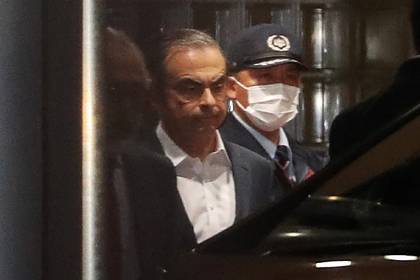 Бывший глава Nissan бежал из Японии в коробке и с наемниками