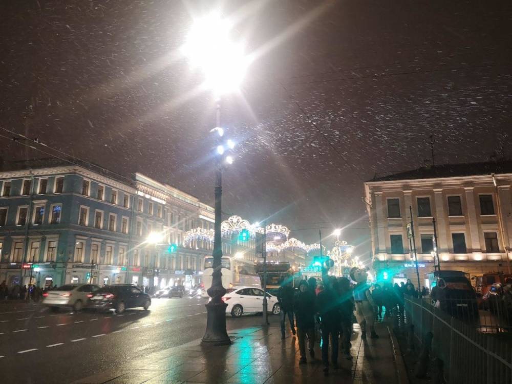 В Петербурге за несколько часов до боя курантов пошел мокрый снег
