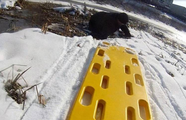 Полиция Вологды спасла подростка, провалившегося под лед