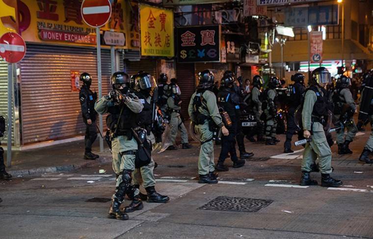 Полиция Гонконга разгоняет протестующих с использованием слезоточивого газа