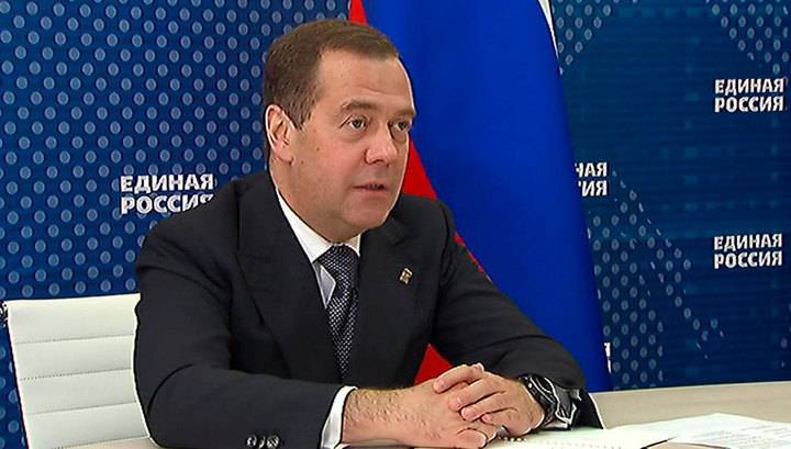 Дмитрий Медведев пообщался с гражданами в приемной "Единой России"
