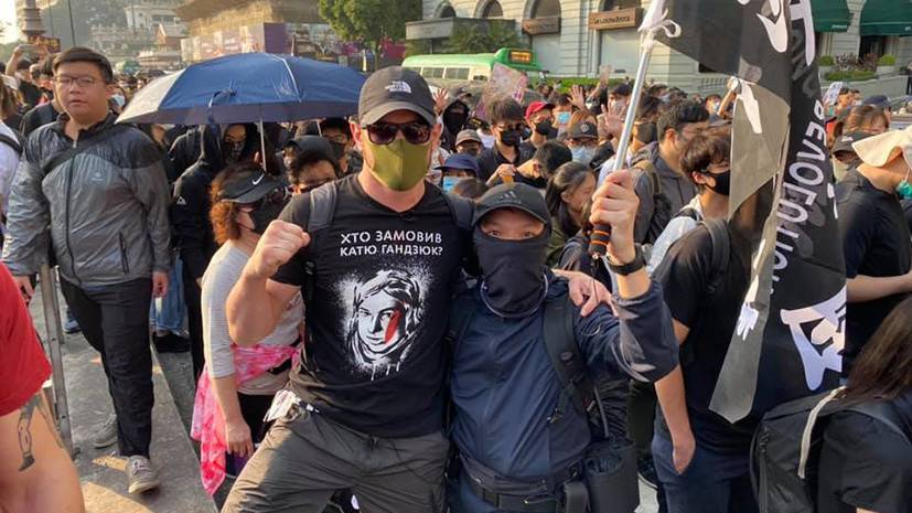 «Туристическая поездка»: в сети появились фотографии украинских радикалов в Гонконге