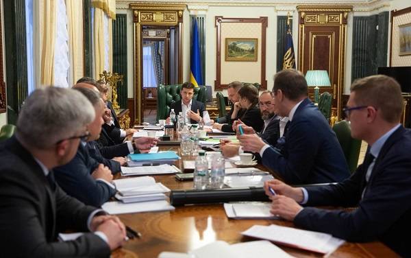Перед саммитом в Париже Киев утвердил пять сценариев реинтеграции Донбасса