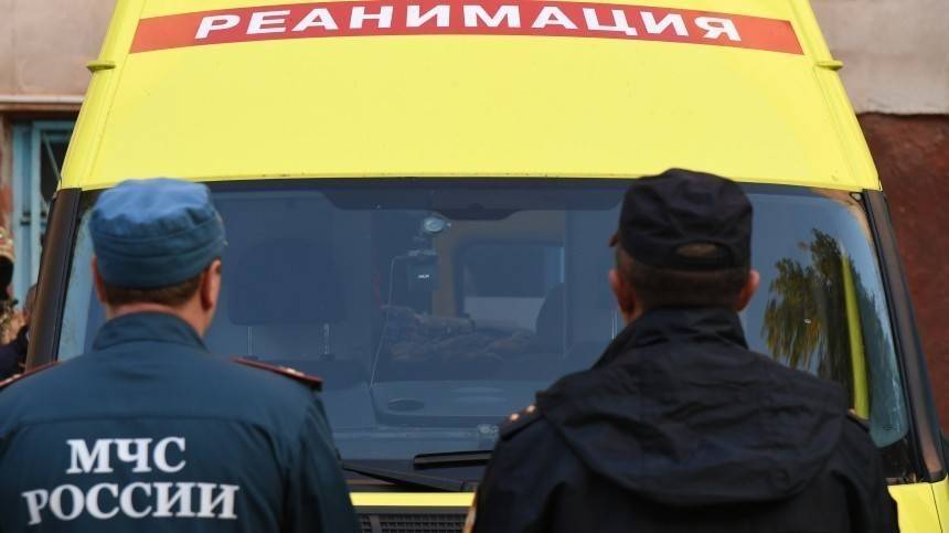 Видео: Спасатели уносят тело погибшего при обрушении части дома под Белгородом