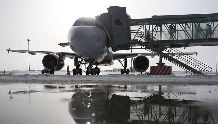 В аэропорту Хабаровска с самолета сняли двух мертвецки пьяных пассажиров