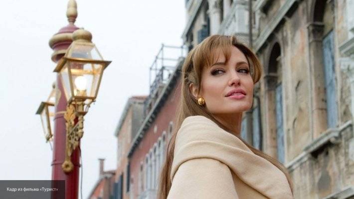 Анджелину Джоли заподозрили в любовных отношениях с молодой американской актрисой Эван Вуд
