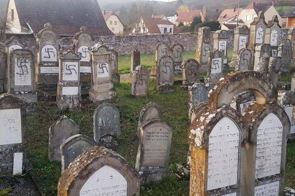 В Эльзасе обнаружена свастика на 107 еврейских надгробиях
