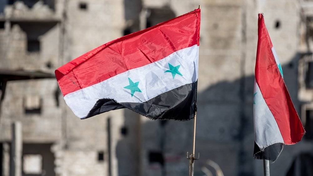 Сирийцы подняли флаг САР над зданием в городе, контролируемом бандформированием курдов