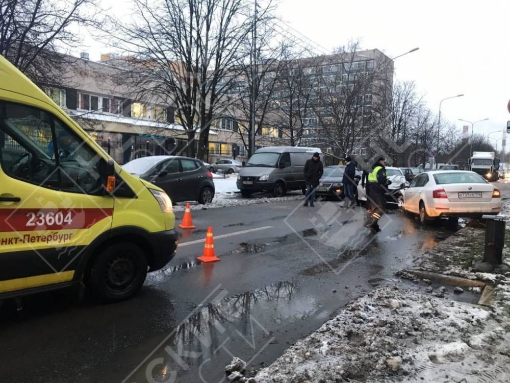 Две белые иномарки встретились в ДТП на Кузнецовской и заблокировали проезд