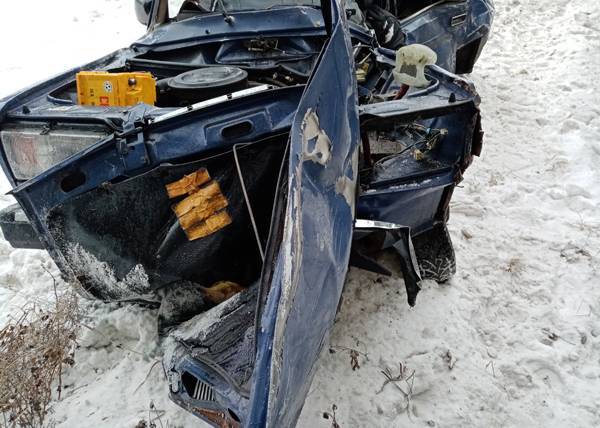 На трассе "Екатеринбург - Тюмень" грузовик смял легковушку: в аварии погибла семья