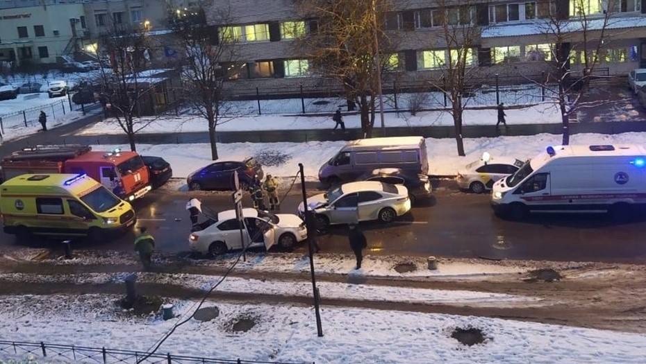 В ДТП с тремя машинами в Петербурге пострадали двое взрослых и ребенок