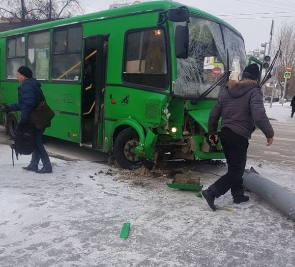 В Саратове автобус врезался в столб: 11 человек обратились за медпомощью