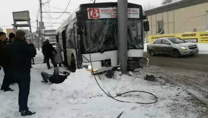 Автобус с пассажирами врезался в столб в Саратове