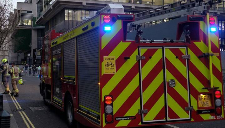 Загоревшийся отель в Лондоне тушили 15 пожарных машин