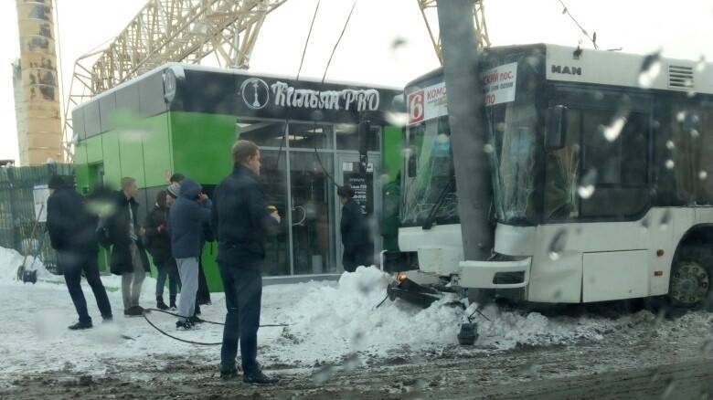 В Саратове автобус с пассажирами протаранил столб. Видео с места аварии