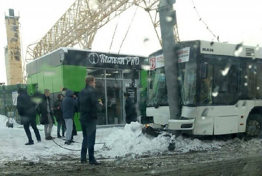 В ДТП с автобусом в Саратове пострадали 15 человек