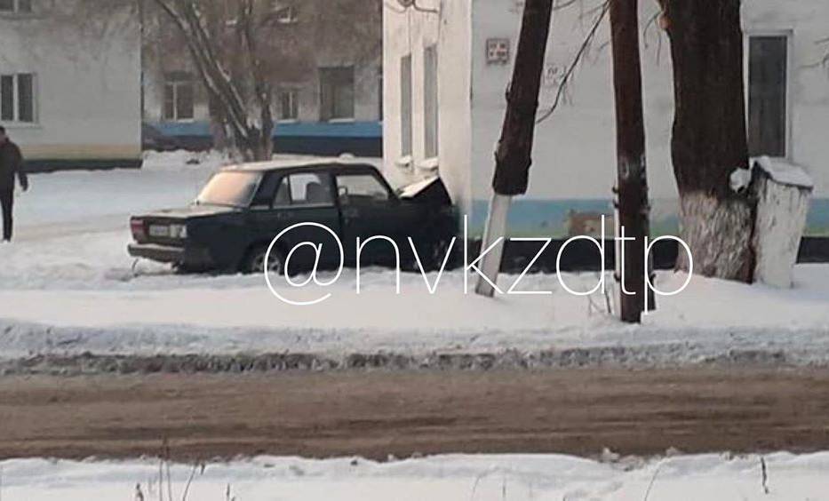 В Кузбассе автомобиль врезался в стену жилого дома