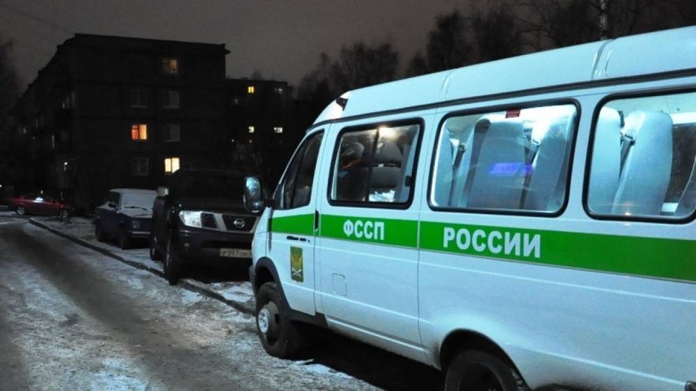 Калининградские судебные приставы заставили водителя выплатить более сотни штрафов