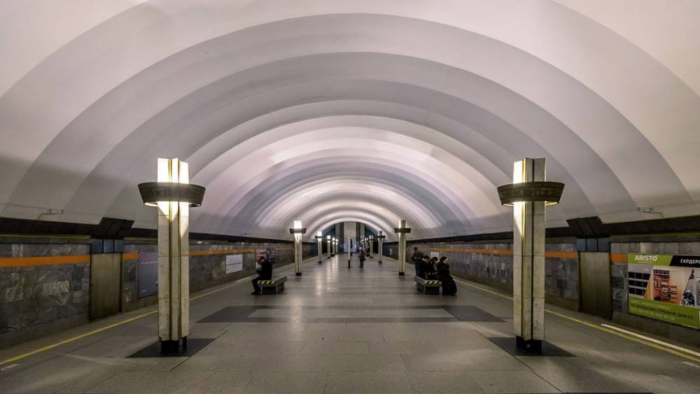 На «Ладожской» мужчина пытался войти в метро с патроном