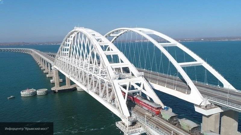 Очевидцы сняли с разных ракурсов, как новый пассажирский поезд мчит по Крымскому мосту