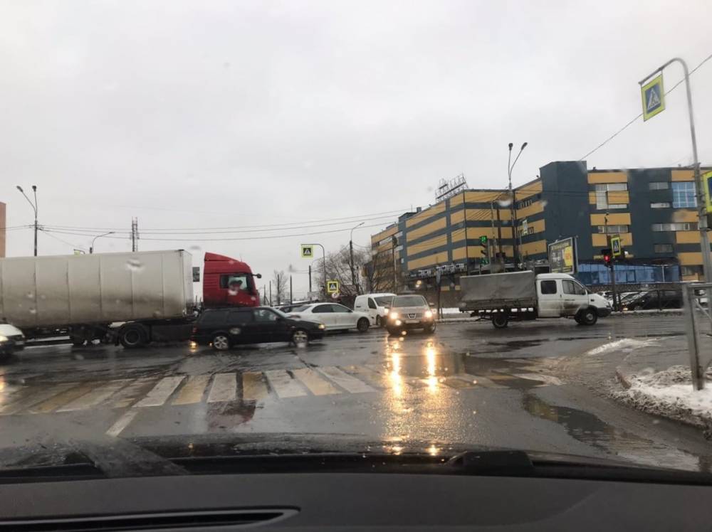 Массовая авария заблокировала движение транспорта на перекрестке Софийской и Южного шоссе