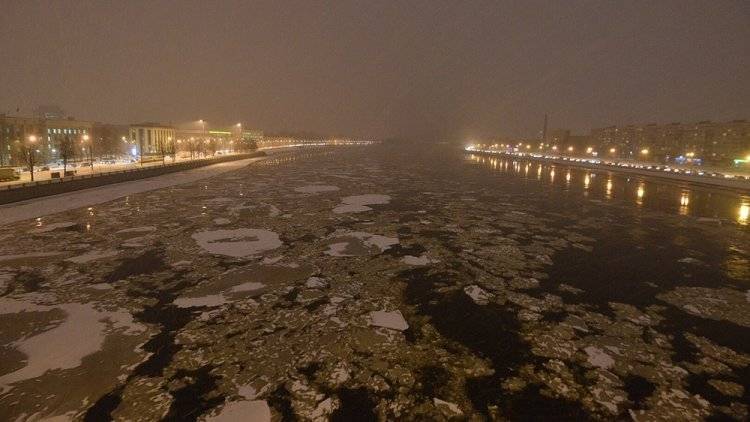 Реки и каналы Петербурга покрываются льдом с приходом зимы
