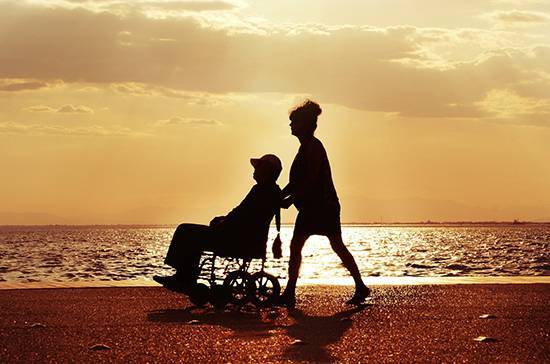 Минтруд и Минздрав согласуют типовую модель системы долговременного ухода за пожилыми и инвалидами