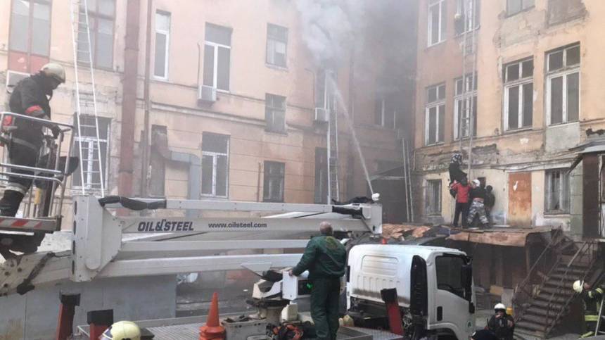 «Прыгали из окон»: в Одессе горит колледж на площади в тысячу квадратных метров