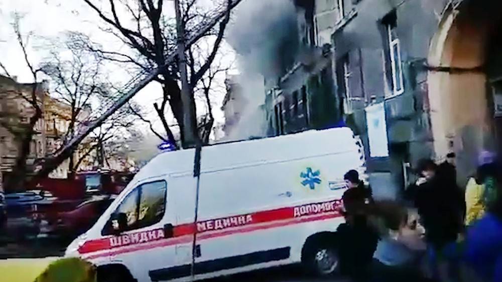 "Студенты прыгали из окон": в Одессе горит здание колледжа (видео)