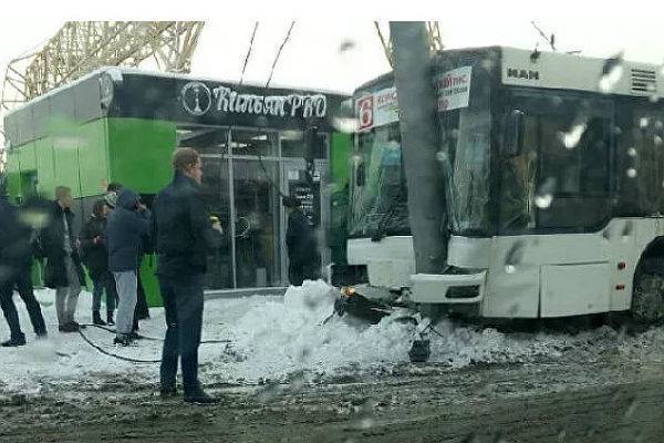 Автобус врезался в столб в Саратове -15 пострадавших