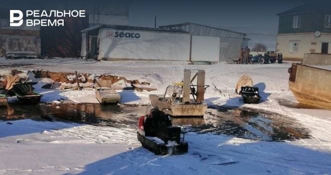 В Татарстане рыбаки утопили снегоход