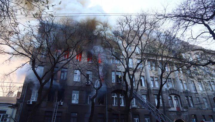 Прыгали из окон: при пожаре в центре Одессы пострадали не менее 10 человек