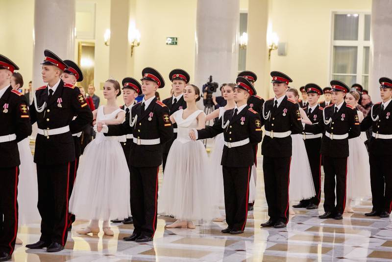 Кадеты и суворовцы покажут искусство бальных танцев в Москве