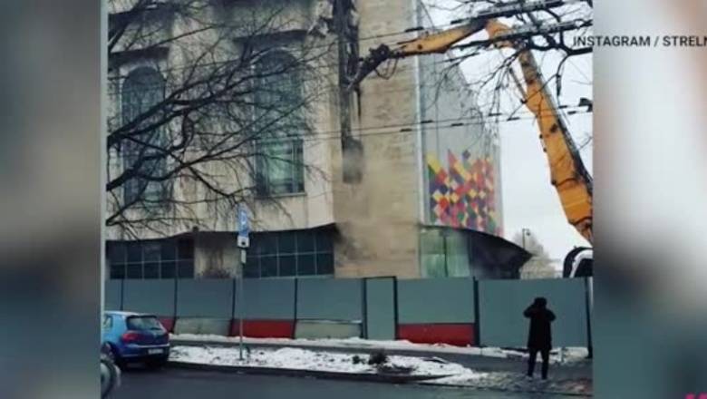 Видео дня: в Москве начался снос популярного киноцентра "Соловей"