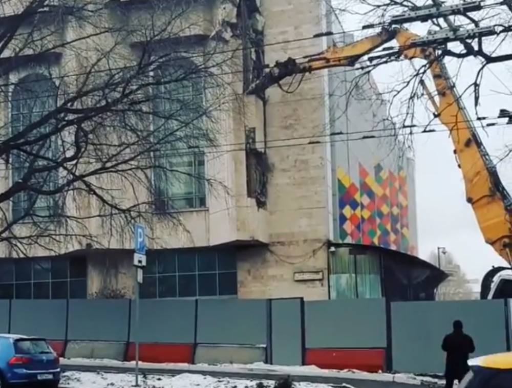 Из-за трагедии в «Зимней вишне»: в Москве начали сносить киноцентр «Соловей»