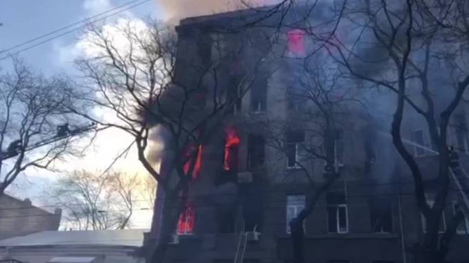 Видео: В Одессе загорелось здание колледжа