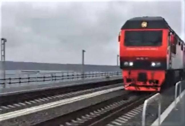 Двухэтажный пассажирский поезд впервые проехал по Крымскому мосту