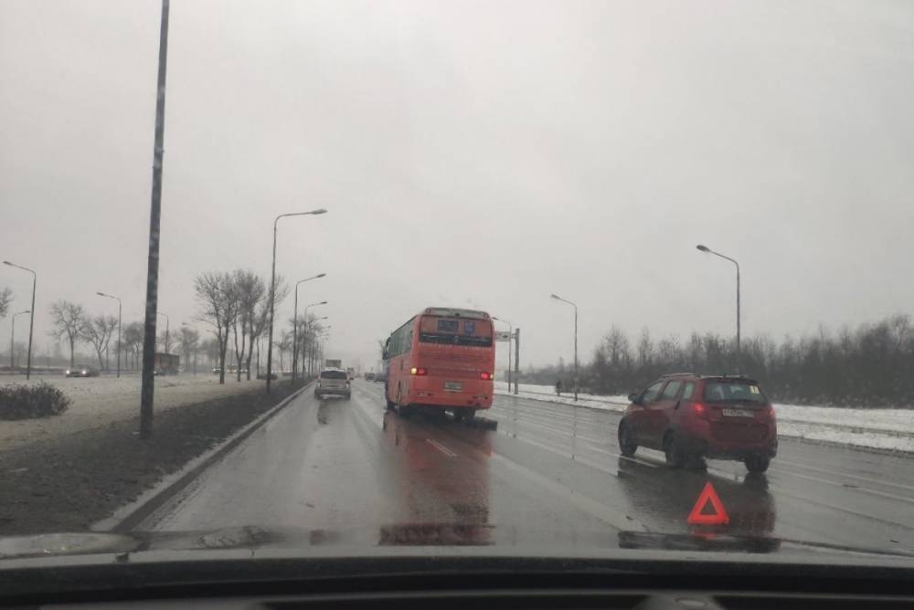 На Пулковском&nbsp;шоссе ДТП перед съездом в аэропорт почти заблокировало дорогу