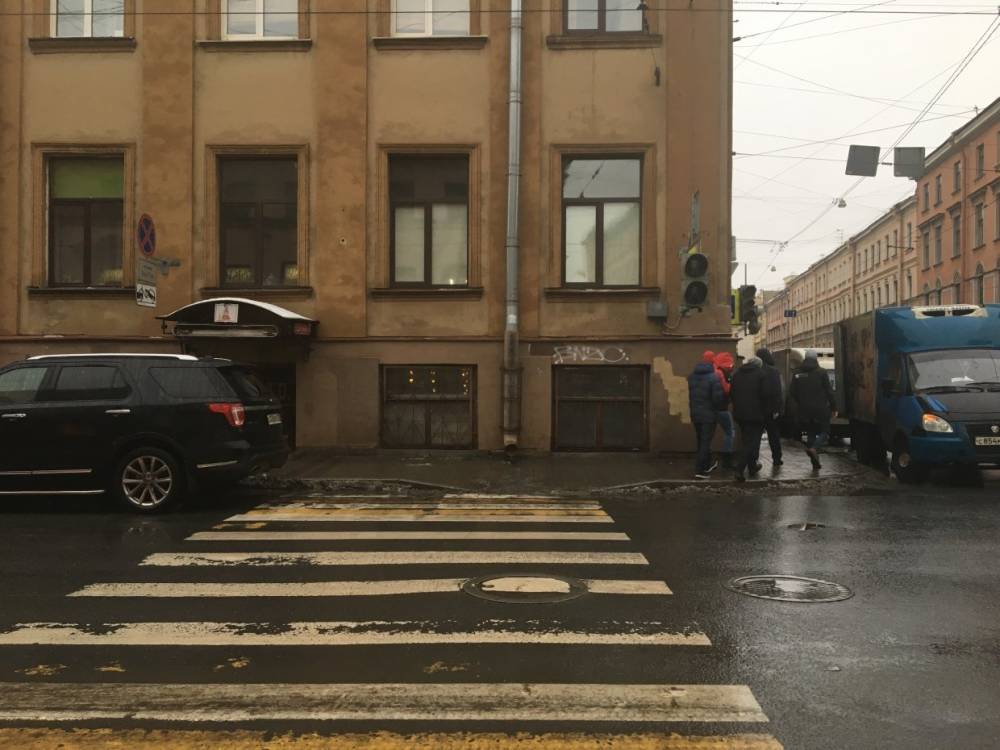 У перекрестка Казанской и Гороховой собралась пробка из-за отключенных светофоров