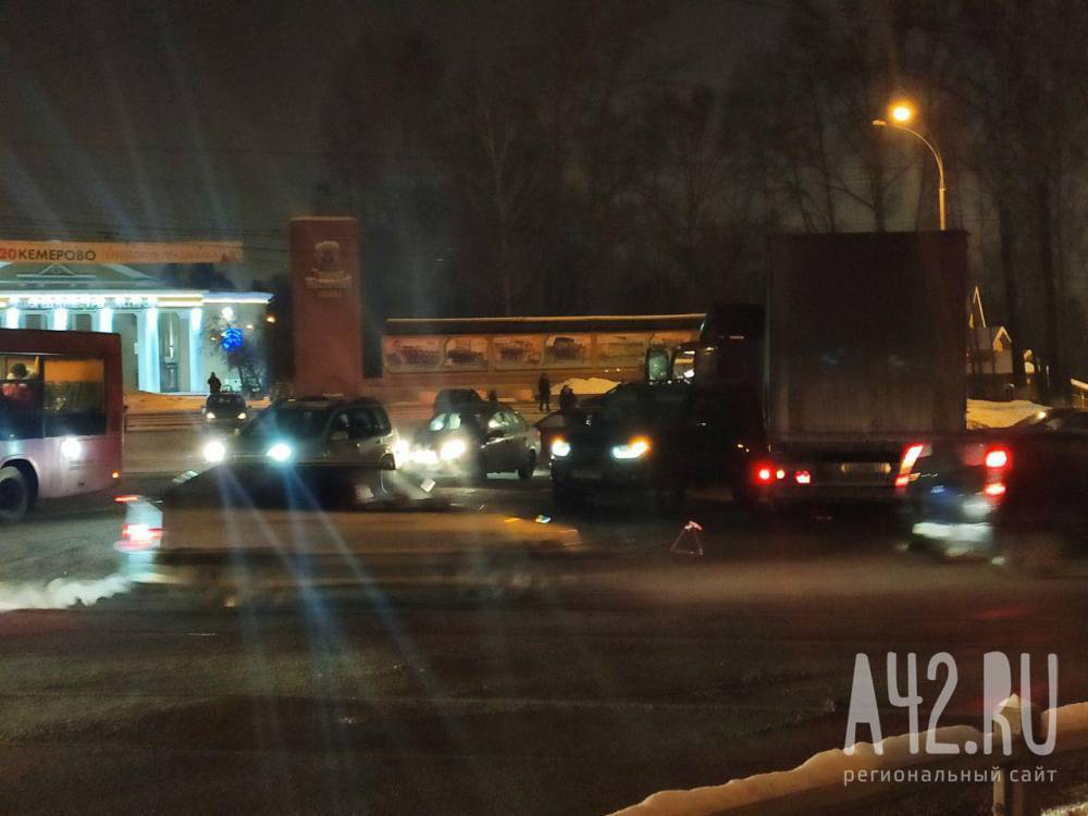 На проспекте Шахтёров в Кемерове произошло ДТП с грузовиком
