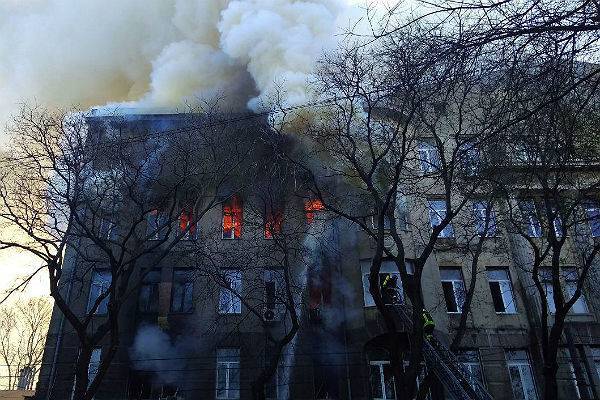 В центре Одессы загорелся колледж