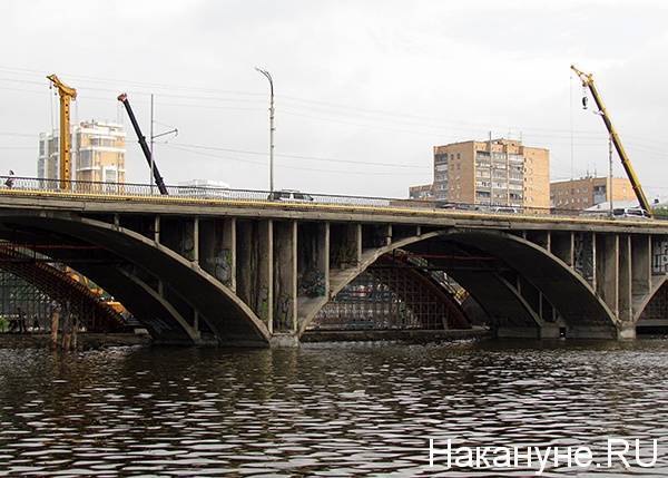 Виновник гибели рабочего на Макаровском мосту в Екатеринбурге заплатит 100 тысяч рублей