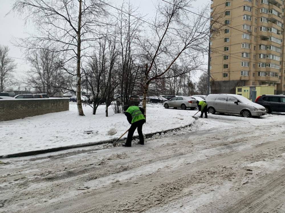 Утром в среду в Невском районе 553 дворника вышли на уборку территории от снега и наледи