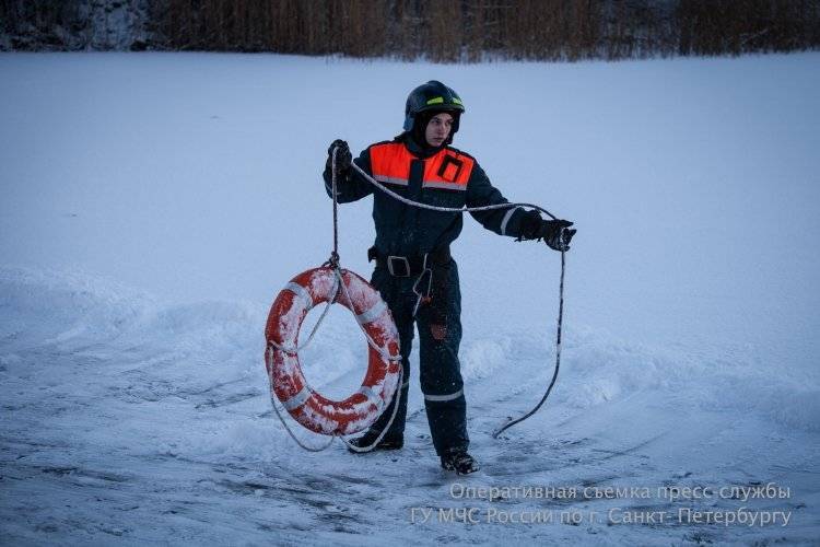 Школьник спас 4-летнюю девочку, провалившуюся под лед в Петербурге