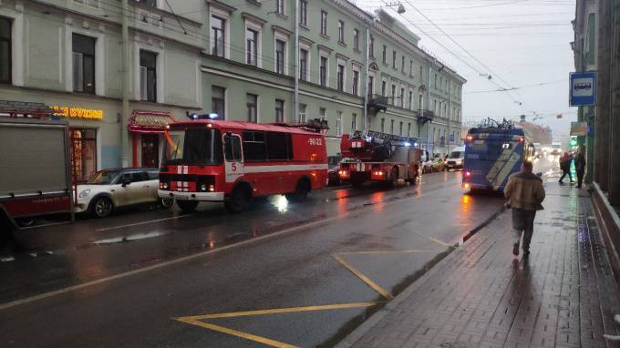 В центре Петербурга загорелся жилой дом. На месте работают&nbsp;4 кареты скорой