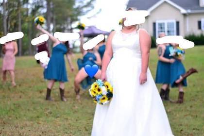 Подружка невесты задрала платье и показала нижнее белье на общем фото