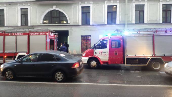МЧС: из горящего дома на Гороховой эвакуировали 10 человек