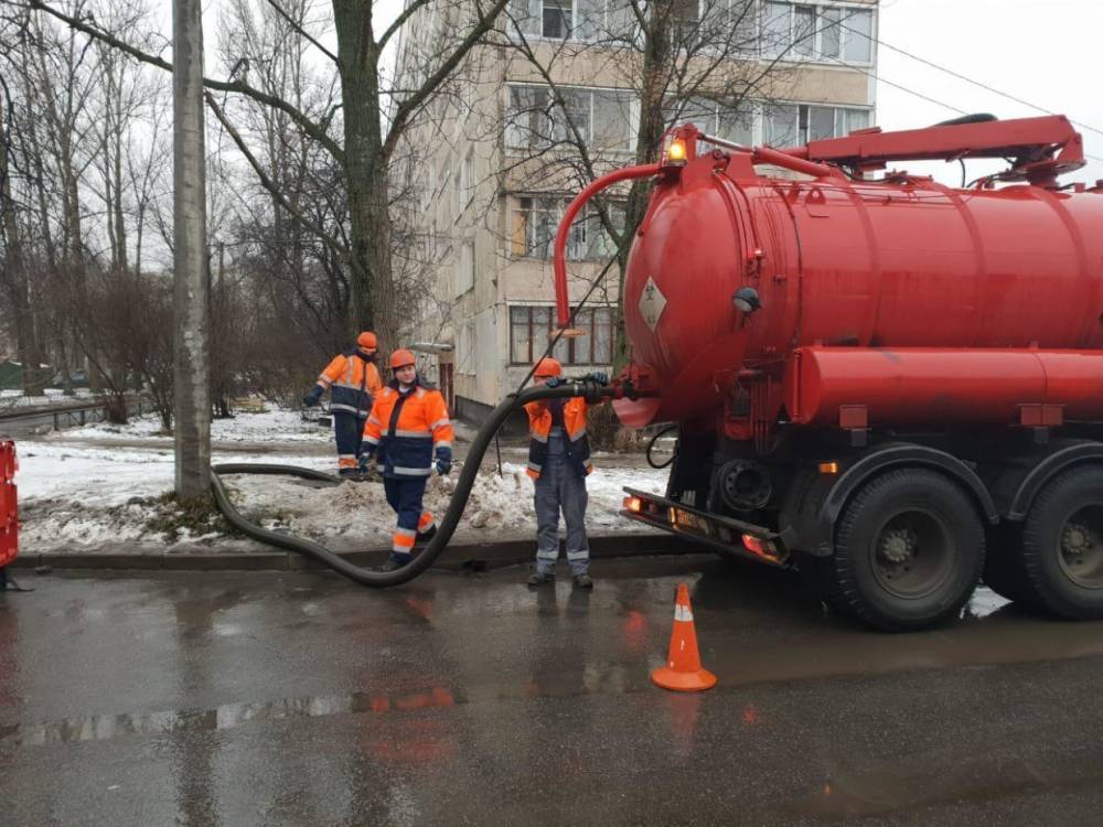 За несколько дней от снега и наледи во Фрунзенском районе очистили 258 дворов