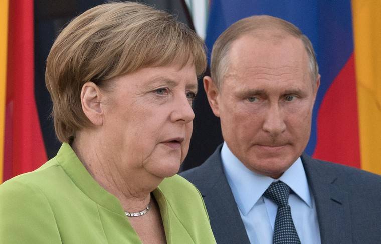 Меркель поговорит с Путиным о высылке дипломатов на саммите в Париже