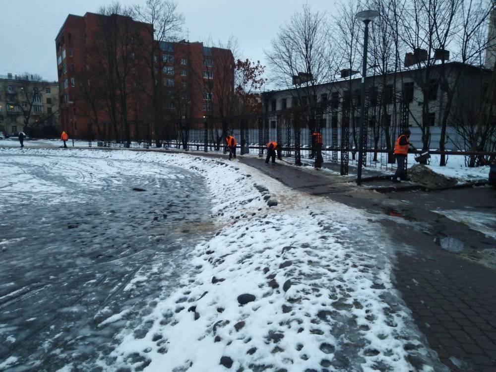 В Кировском районе без проблем справились с первым снегом за сутки